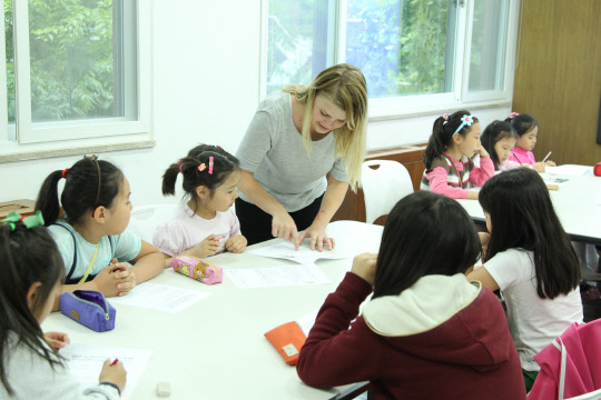 구로구(구청장 이성)가 구청이 무료로 운영하는 '원어민 외국어 교실'을 확대 개설한다. 구로구는 "학부모의 사교육비 부담 해소와 공교육 강화를 위해 운영 중인 '원어민 외국어 교실'을 기존 1곳에서 5곳으로 늘린다"고 23일 밝혔다. 구로구 제공